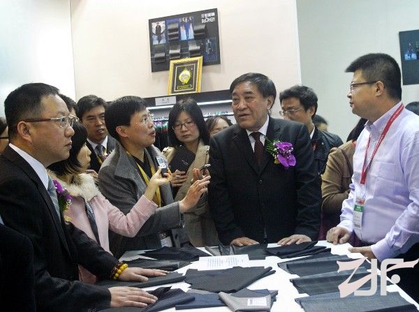 中国纺织工业联合会会长王天凯（右二）