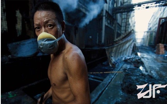 “新塘是中国六成以上牛仔裤的故乡，严重的污染困扰，环境影响。