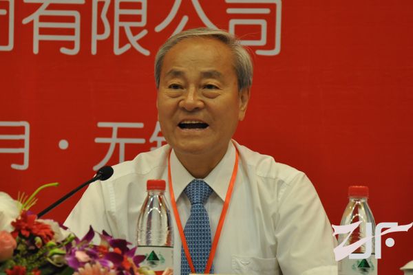 中国纺织工业联合会名誉会长杜钰洲向大会致辞