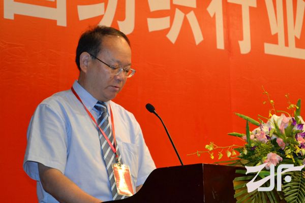 中国纺织工业联合会副会长、党委副书记高勇宣读决定