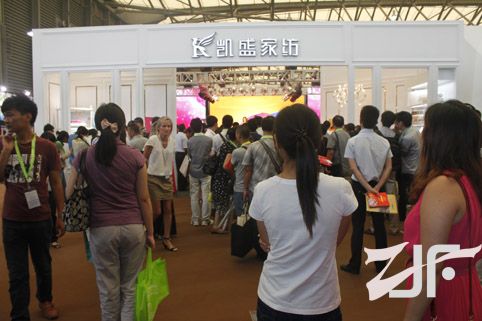 凯盛家纺在上海家纺展上演精彩表演，引众多观众前来观看