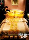 江苏南京市一家居品牌店拍摄的一套售价达100万元的云锦床上用品