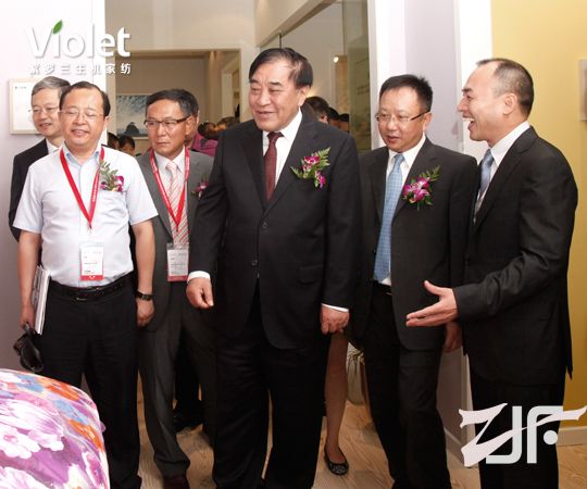 中国纺织工业联合会会长王天凯参观紫罗兰生机家纺展厅