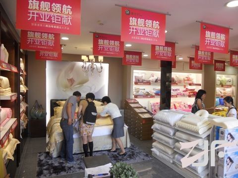 雅兰民治店开业 舞狮喜迎开门红