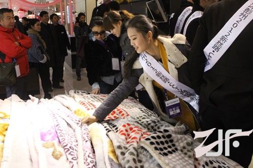 12月18日，模特大赛40位决赛选手，走进彭州龙洋成都家纺城和华茂国际服装产业园，参观彭州家纺服装生产基地。