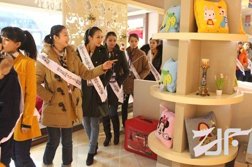 12月18日，模特大赛40位决赛选手，走进彭州龙洋成都家纺城和华茂国际服装产业园，参观彭州家纺服装生产基地。