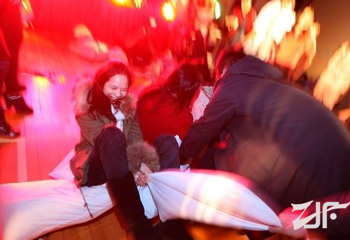 12月22日晚，上海近400余人汇集静安体育馆上演了一场“枕头大战”。