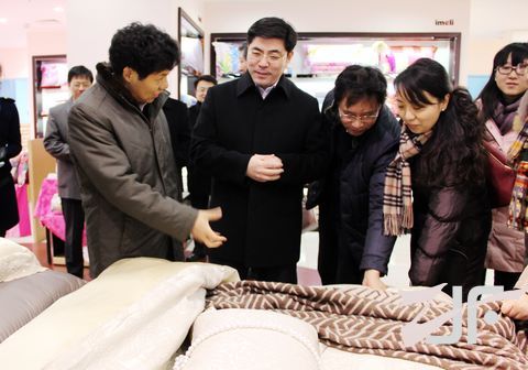 江苏省商务厅副厅长笪家祥一行调研叠石桥家纺城