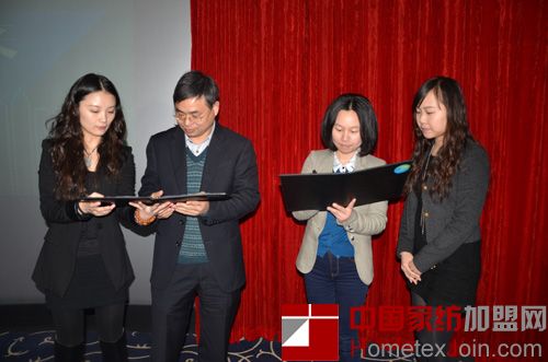 上海纺织协会（暨POP）时尚创研中心与上海红富士家纺有限公司代表签约