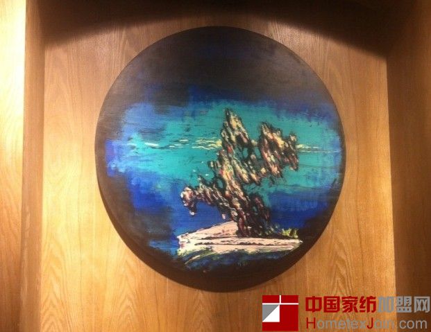 钱峰雷在嫣然慈善晚宴三千万所拍的曾梵志油画＂望月＂压场