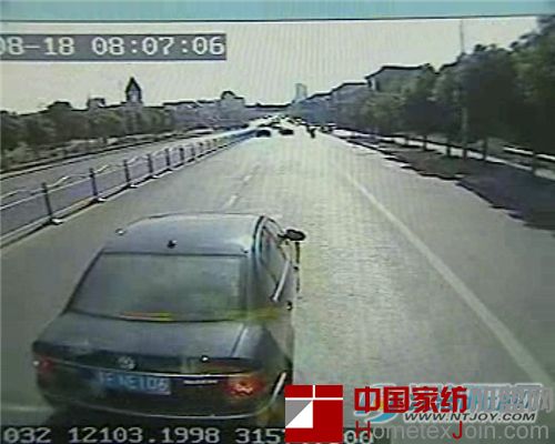 通州家纺城附近 轿车怄气逼停公交车