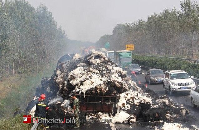 河南许昌40吨棉花突发火灾  30余名村民抢棉花