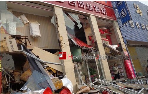 临沂市百丽丝家纺专卖店深夜被挖掘机砸毁