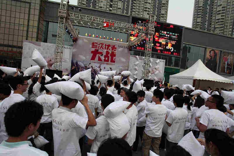 莎鲨家纺2014枕头大战  七夕再度空降西宁