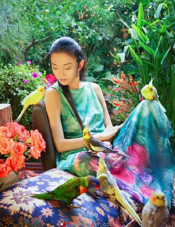 杨丽萍在自家后花园中上演现实版“雀之灵”